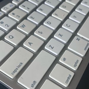 omoton wireless bluetooth keyboard white and silver